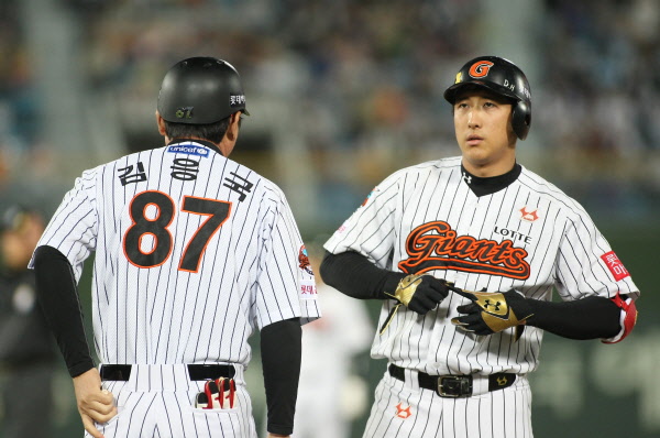 황재균 4회 따라가는 1타점 적시타